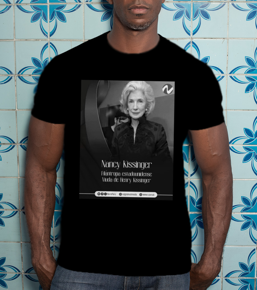 Nancy Kissinger Filántropa Estadounidense Viuda De Henry Kissinger Nuria Piera T-Shirt