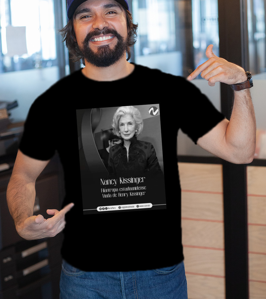 Nancy Kissinger Filántropa Estadounidense Viuda De Henry Kissinger Nuria Piera T-Shirt