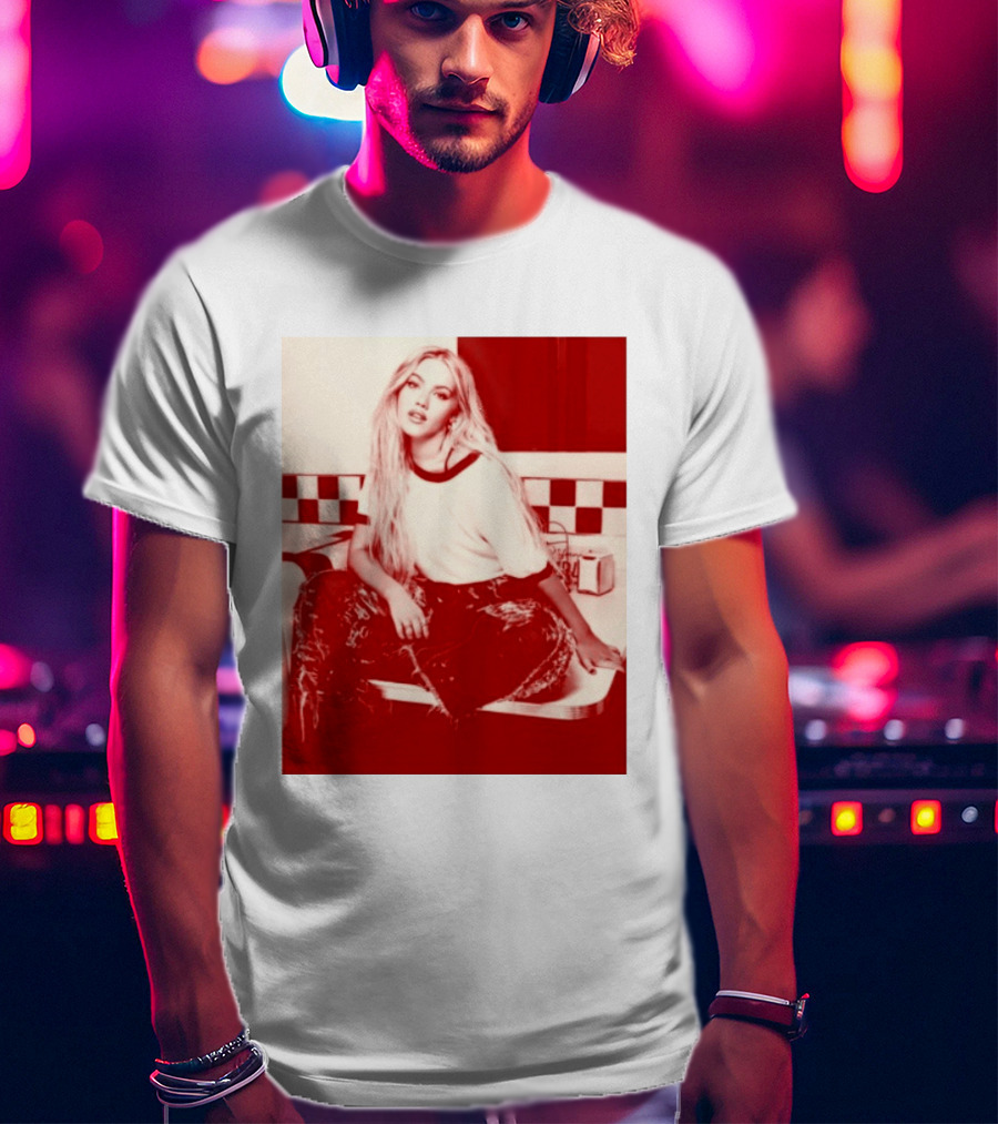 Freya Skye Store Bad Taste Photo Retro Vibe Outfit With Distressed Jeans And Casual Raglan Top In Diner Setting T-Shirt