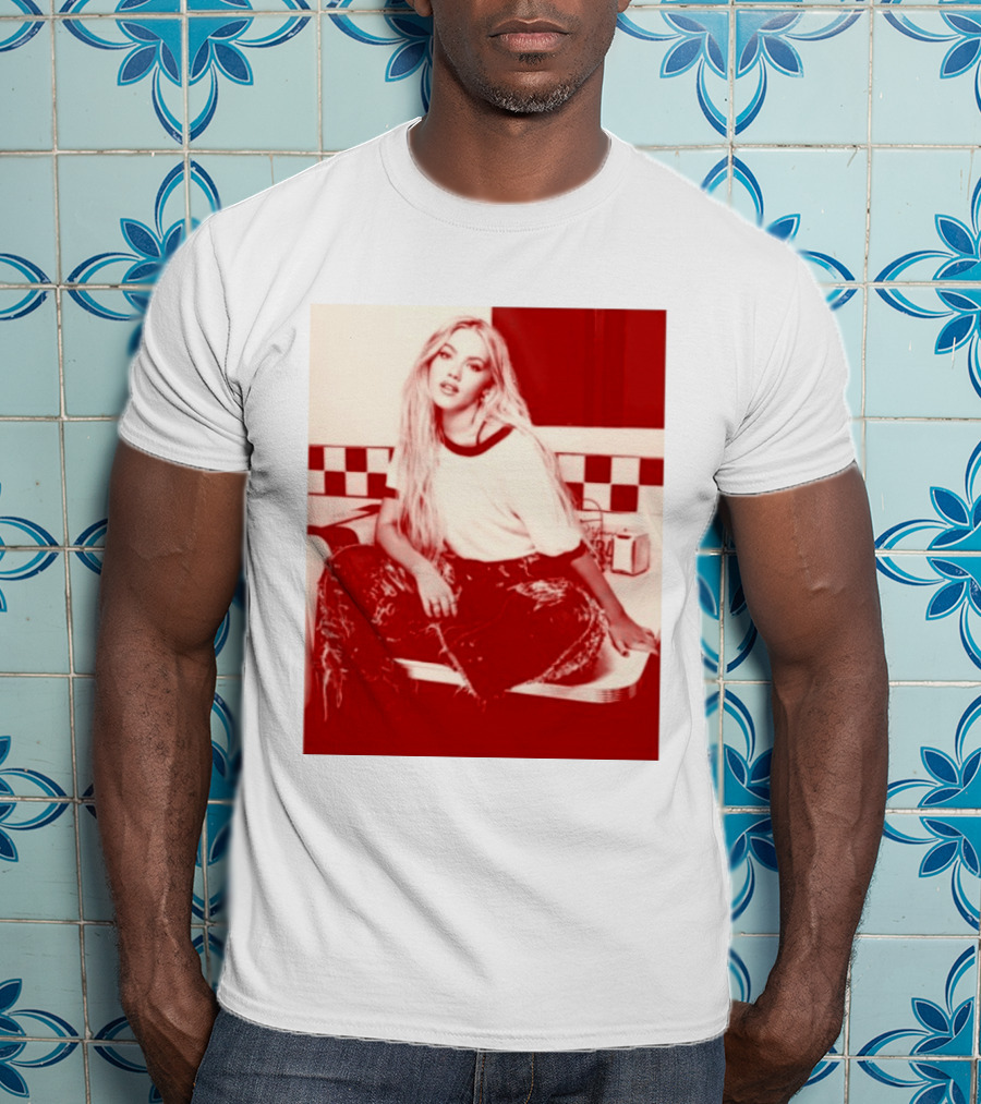 Freya Skye Store Bad Taste Photo Retro Vibe Outfit With Distressed Jeans And Casual Raglan Top In Diner Setting T-Shirt