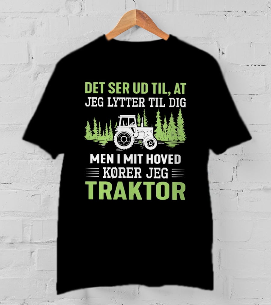 Det Ser Ud Til At Jeg Lytter Til Dig Men I Mit Hoved Kører Jeg Traktor Træer Traktor T-Shirt