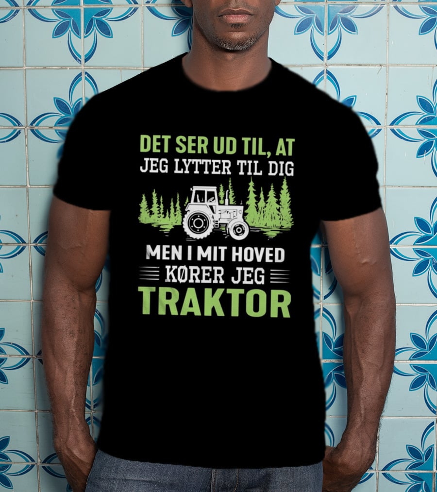 Det Ser Ud Til At Jeg Lytter Til Dig Men I Mit Hoved Kører Jeg Traktor Træer Traktor T-Shirt