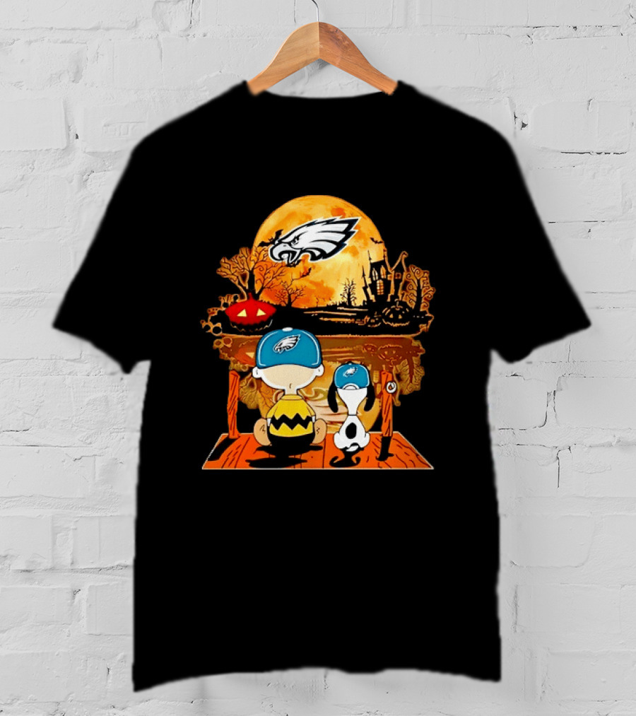 Philadelphia Eagles Halloween Charlie Brown And Snoopy Sitting With Pumpkin And Haunted House T-Shirt