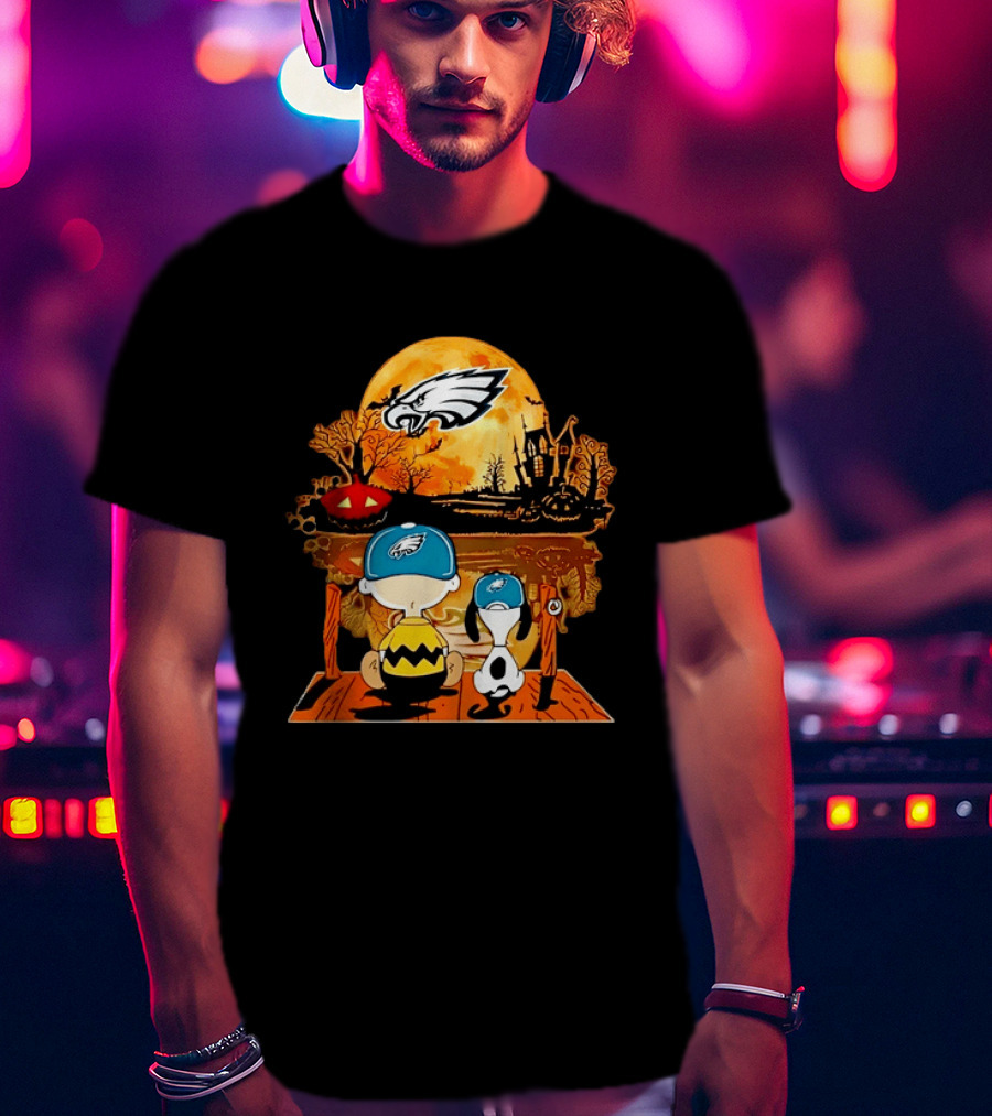 Philadelphia Eagles Halloween Charlie Brown And Snoopy Sitting With Pumpkin And Haunted House T-Shirt