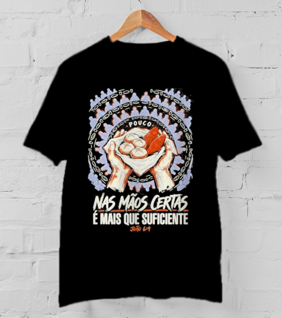 Nas Mãos Certas É Mais Que Suficiente João 6 9 Mãos Segurando Pão E Peixe T-Shirt