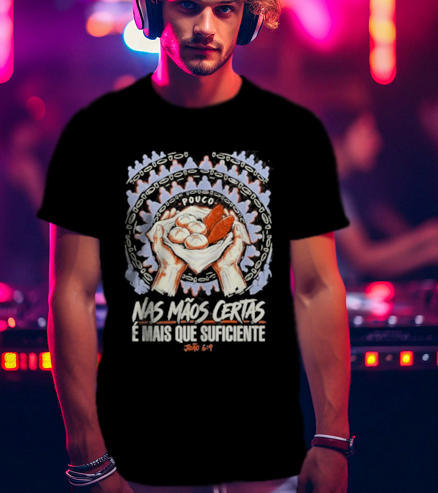 Nas Mãos Certas É Mais Que Suficiente João 6 9 Mãos Segurando Pão E Peixe T-Shirt