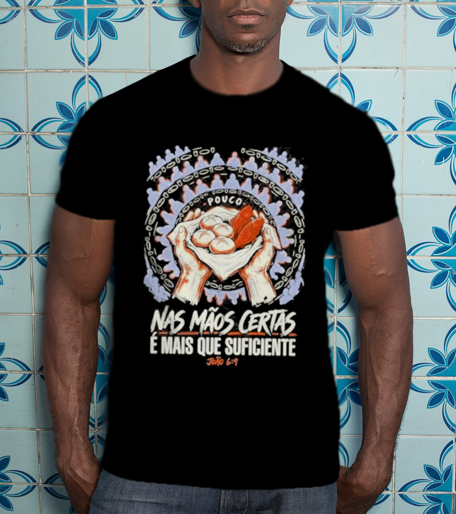Nas Mãos Certas É Mais Que Suficiente João 6 9 Mãos Segurando Pão E Peixe T-Shirt
