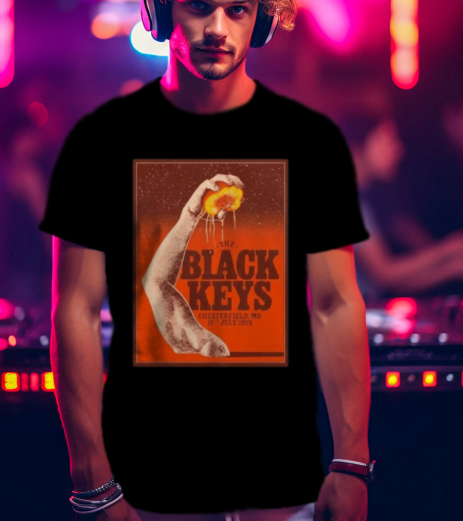 The Black Keys Chesterfield MO July 19 2026 Concert Vintage Hand Holding Peach T-Shirt