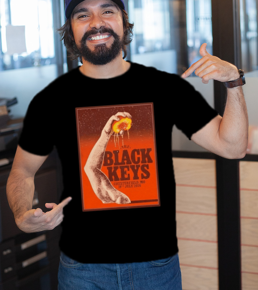 The Black Keys Chesterfield MO July 19 2026 Concert Vintage Hand Holding Peach T-Shirt