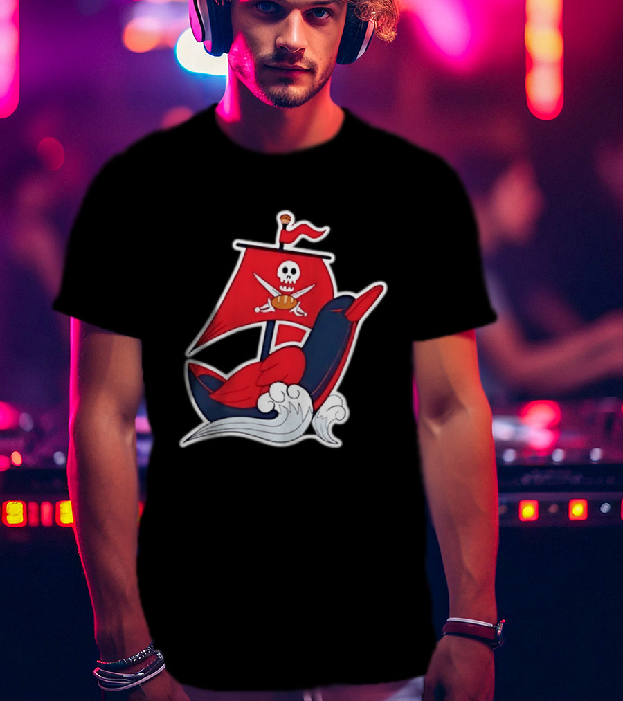 Tampa Bay Buccaneers Pirate Ship Football Skull Crossed Swords Sails T-Shirt
