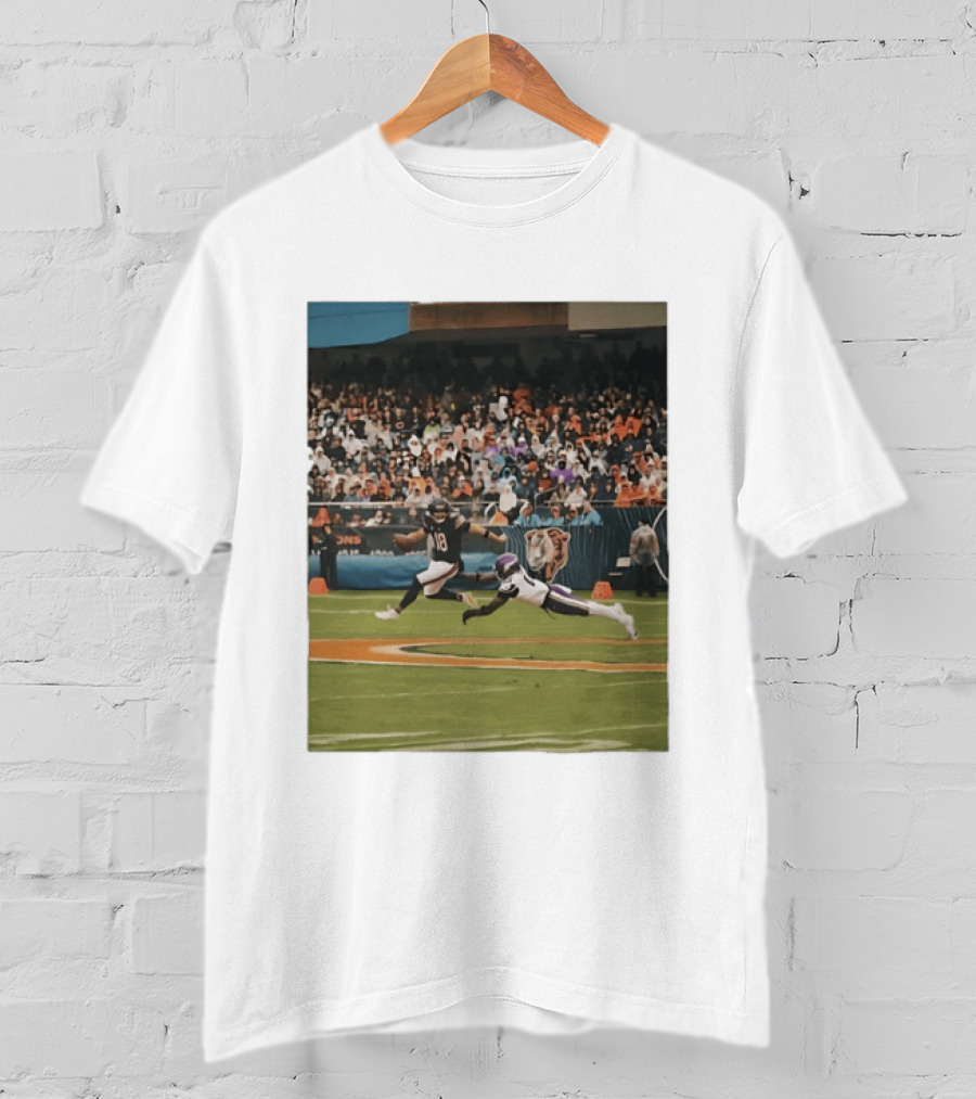 Chicago Bears Vs Minnesota Vikings NFL Game Action Sports Photo T-Shirt