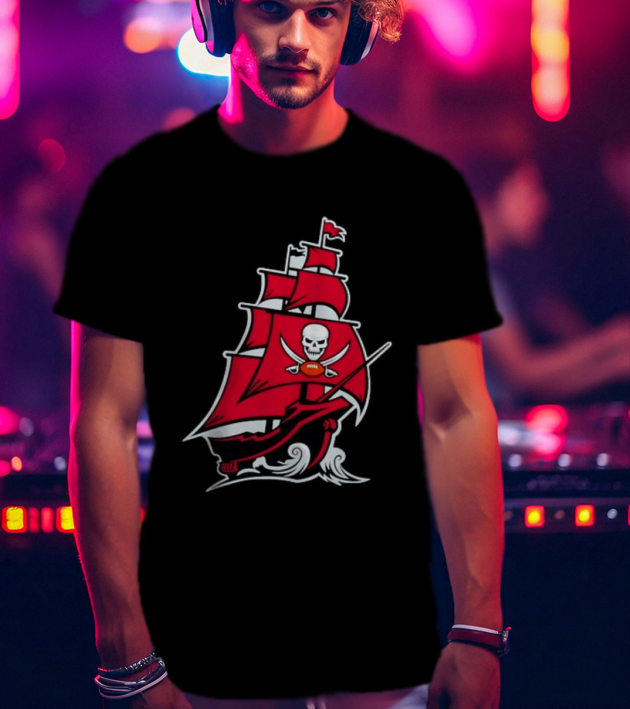 Tampa Bay Buccaneers Pirate Ship Skull Football T-Shirt