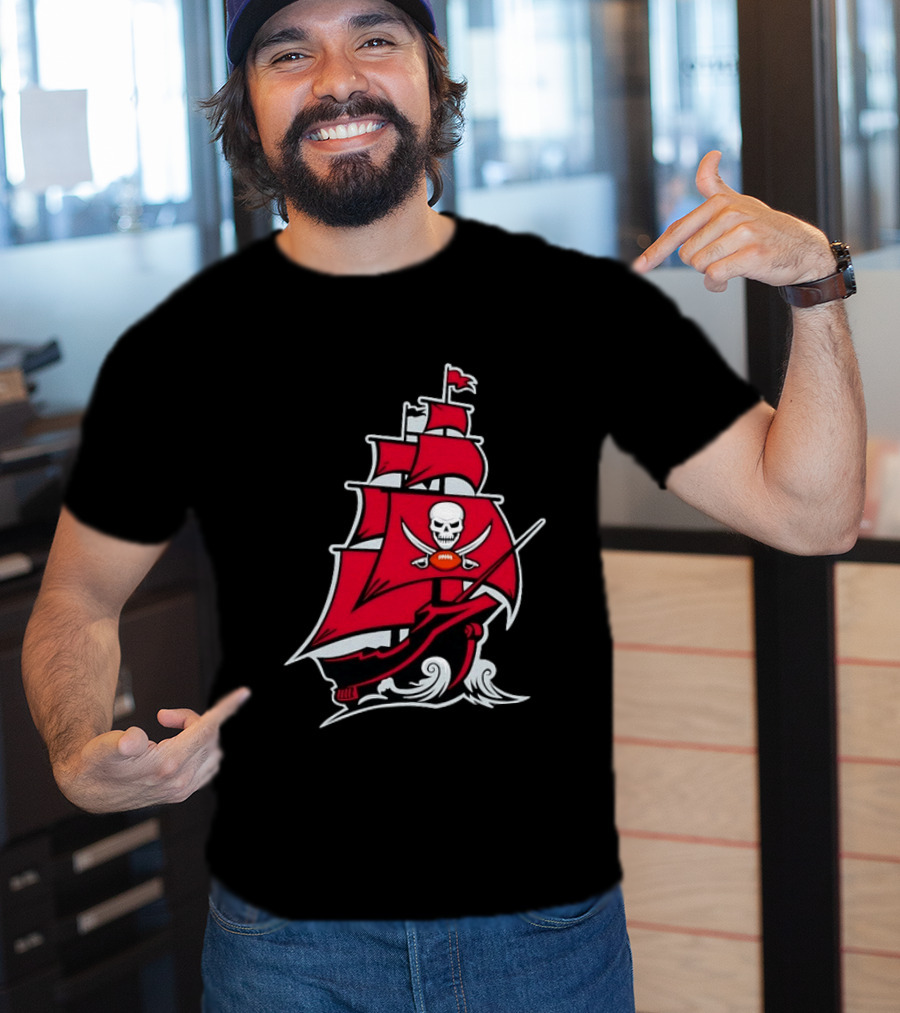 Tampa Bay Buccaneers Pirate Ship Skull Football T-Shirt