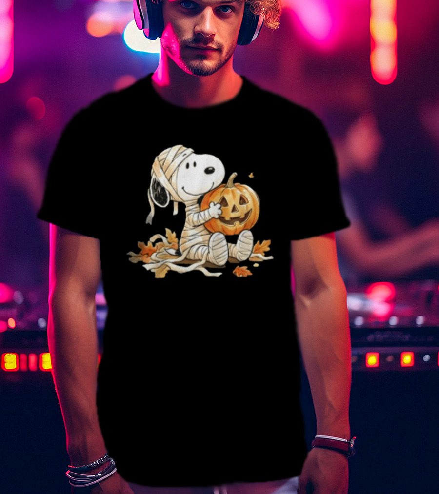 Mummy Snoopy Holding Jack O Lantern Halloween Peanuts Cartoon T-Shirt