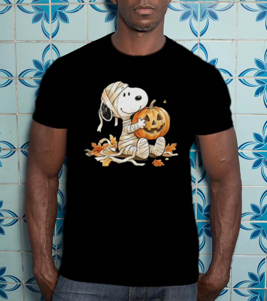 Mummy Snoopy Holding Jack O Lantern Halloween Peanuts Cartoon T-Shirt