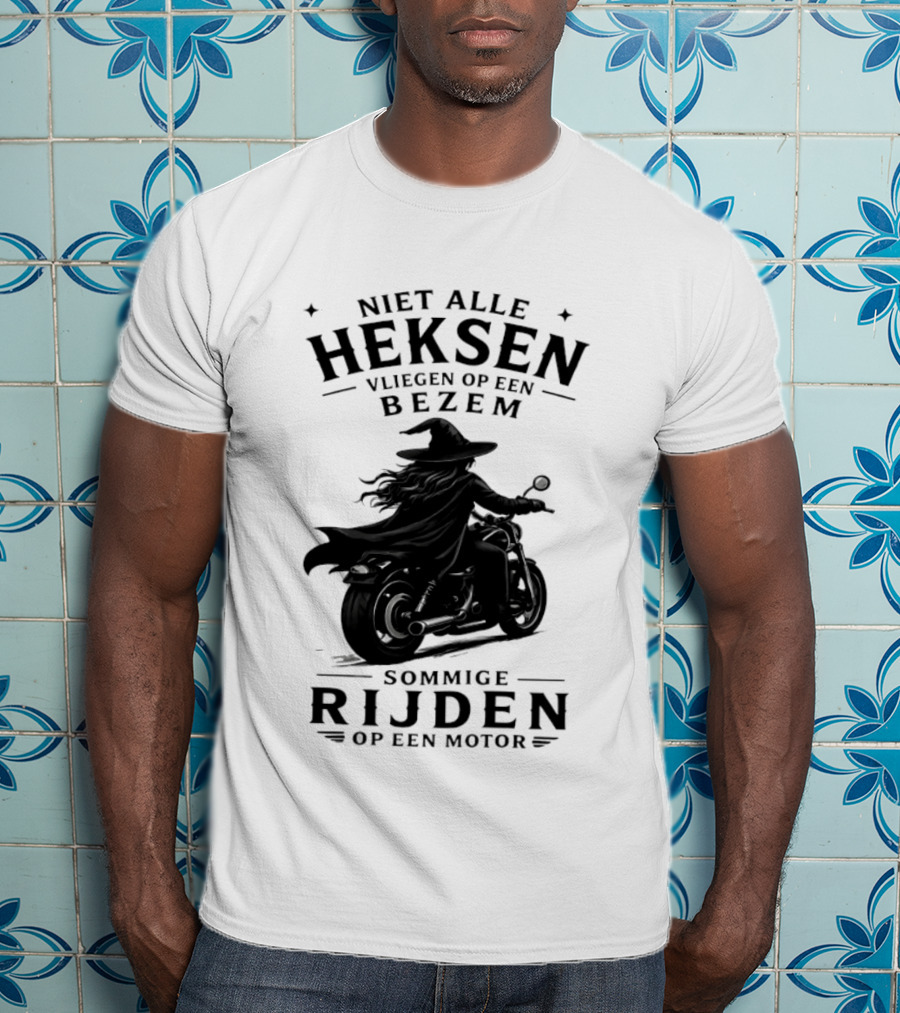 Niet Alle Heksen Vliegen Op Een Bezem Sommige Rijden Op Een Motor T-Shirt