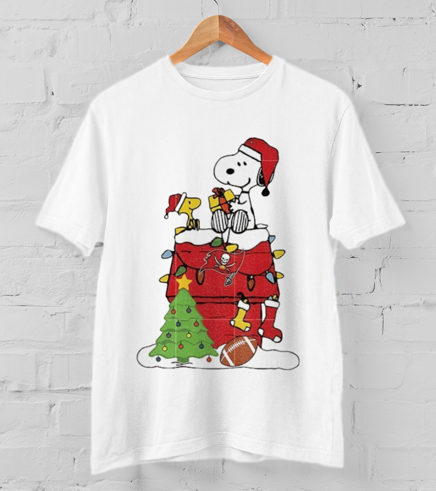 Snoopy Merry Christmas Tampa Bay Buccaneers 2026 Football Holiday Peanuts Santa Hat T-Shirt