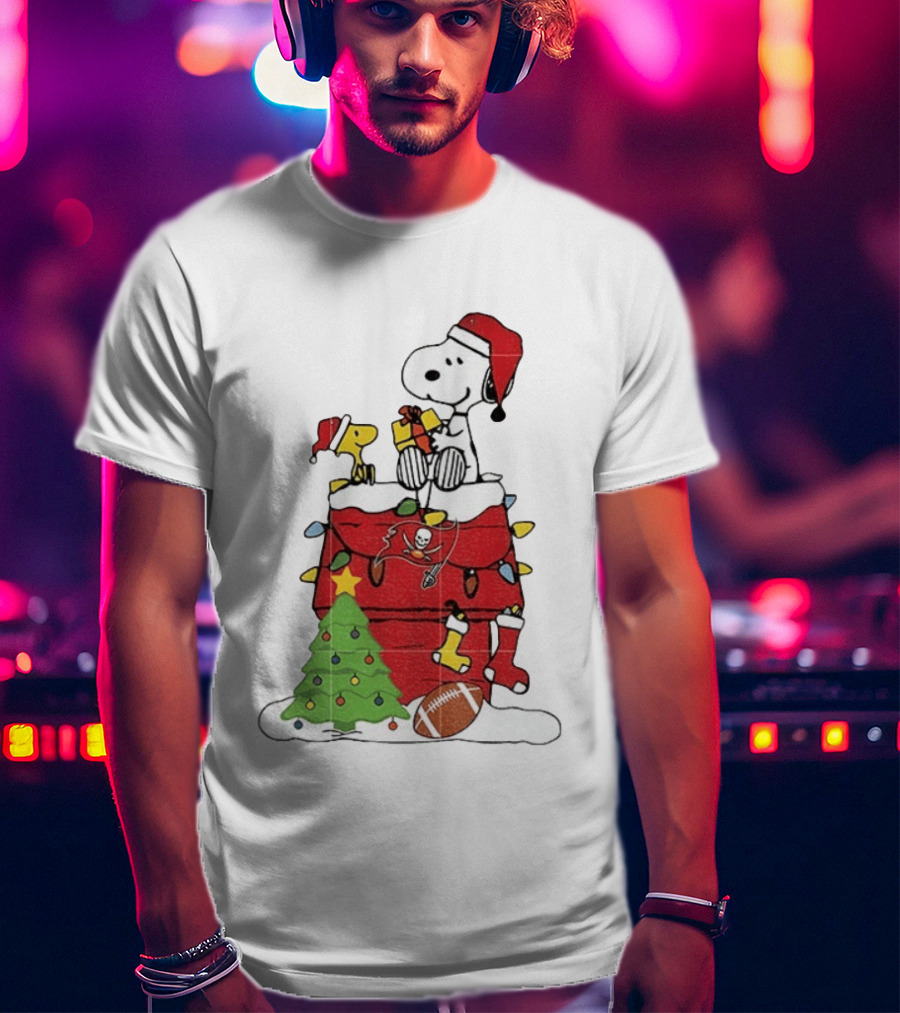 Snoopy Merry Christmas Tampa Bay Buccaneers 2026 Football Holiday Peanuts Santa Hat T-Shirt