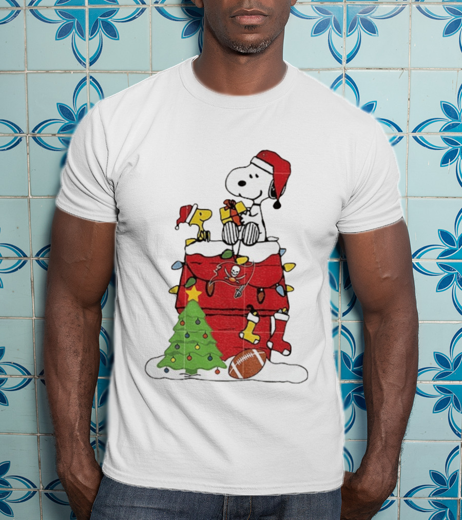 Snoopy Merry Christmas Tampa Bay Buccaneers 2026 Football Holiday Peanuts Santa Hat T-Shirt