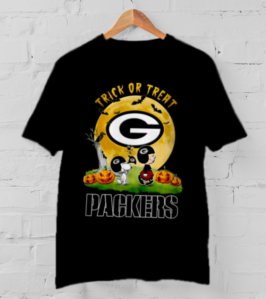 Green Bay Packers Trick Or Treat Charlie Brown Snoopy Pumpkins Moon T-Shirt