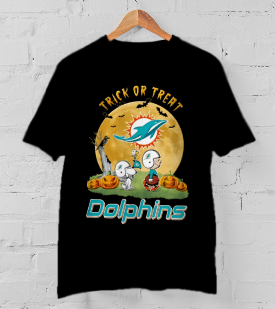 Miami Dolphins Trick Or Treat Charlie Brown Snoopy Full Moon Pumpkins T-Shirt