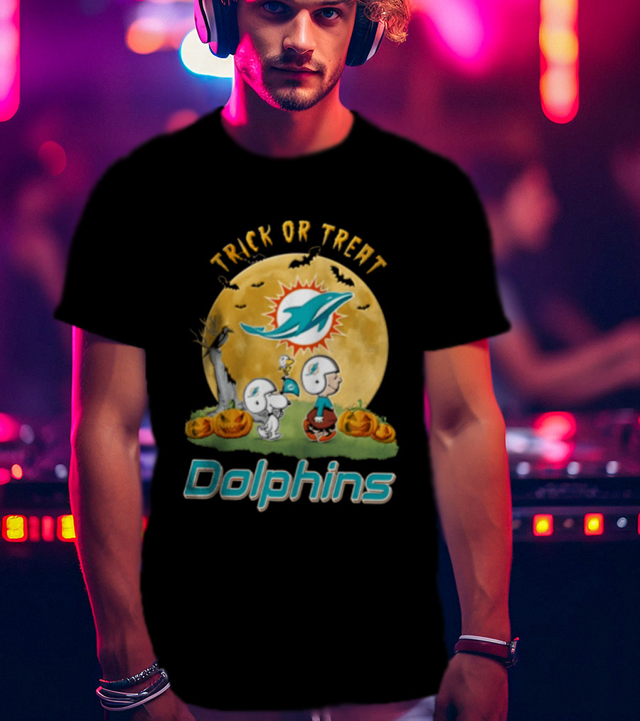 Miami Dolphins Trick Or Treat Charlie Brown Snoopy Full Moon Pumpkins T-Shirt
