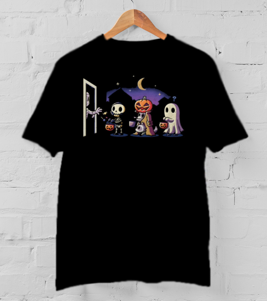Mummy Giving Out Candy Trick Or Treat Halloween Infiltrator Ghost Pumpkin Skeleton T-Shirt