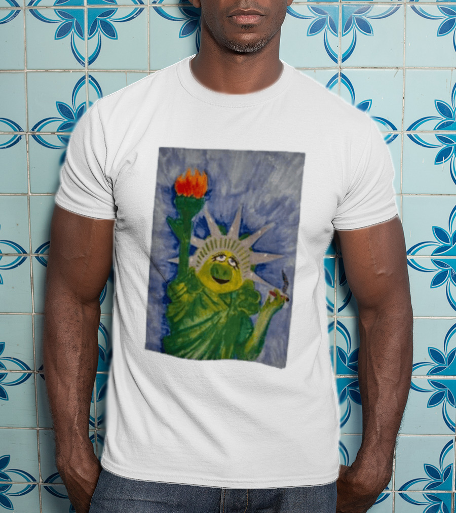 Miss Piggy Statue Of Liberty Muppets Smoking Statue T-Shirt