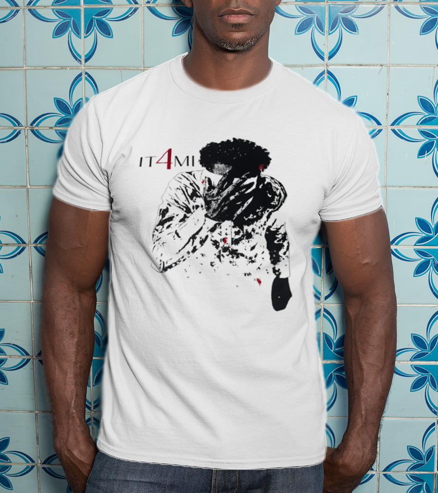 IT 4 MI Character Holding Face Visual T-Shirt