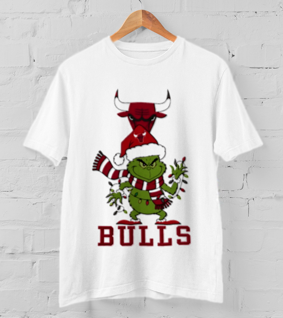 Grinch Chicago Bulls Christmas Heart Hands 2026 T-Shirt