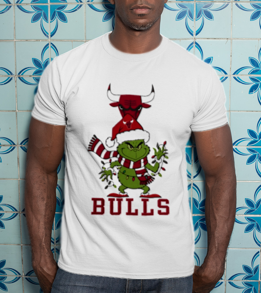 Grinch Chicago Bulls Christmas Heart Hands 2026 T-Shirt