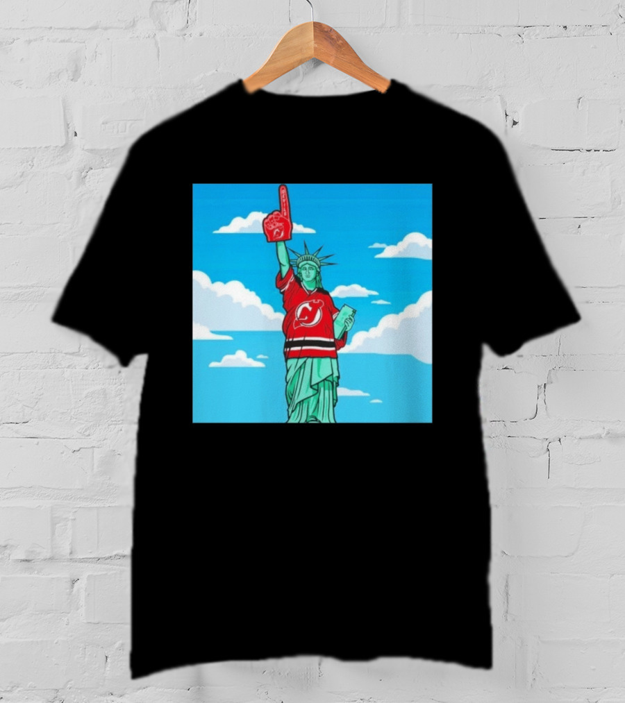 Statue Of Liberty In New Jersey Devils Jersey With Foam Finger T-Shirt