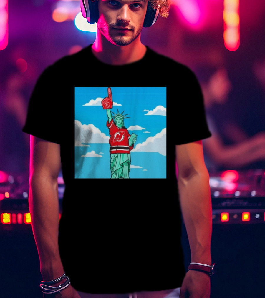 Statue Of Liberty In New Jersey Devils Jersey With Foam Finger T-Shirt