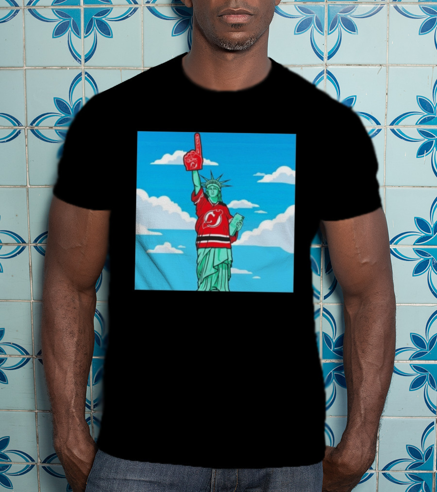 Statue Of Liberty In New Jersey Devils Jersey With Foam Finger T-Shirt