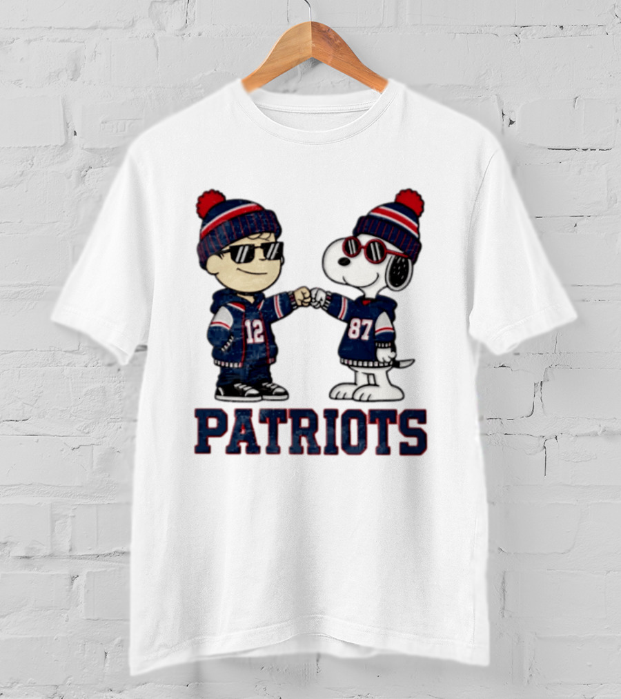 New England Patriots Charlie Brown Snoopy 12 87 Fan Gear T-Shirt