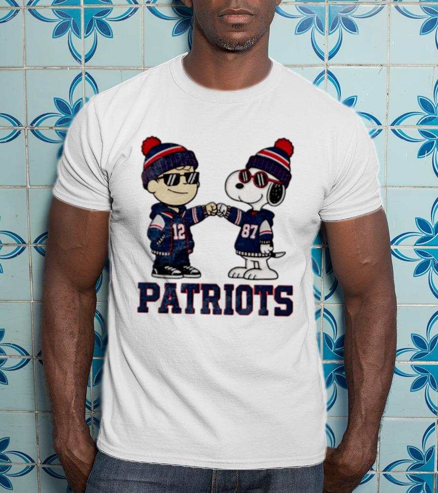 New England Patriots Charlie Brown Snoopy 12 87 Fan Gear T-Shirt
