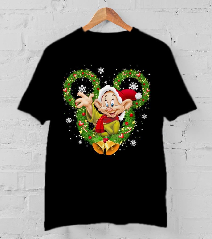 Dopey Christmas Disney Wreath Snowflakes And Santa Hat T-Shirt