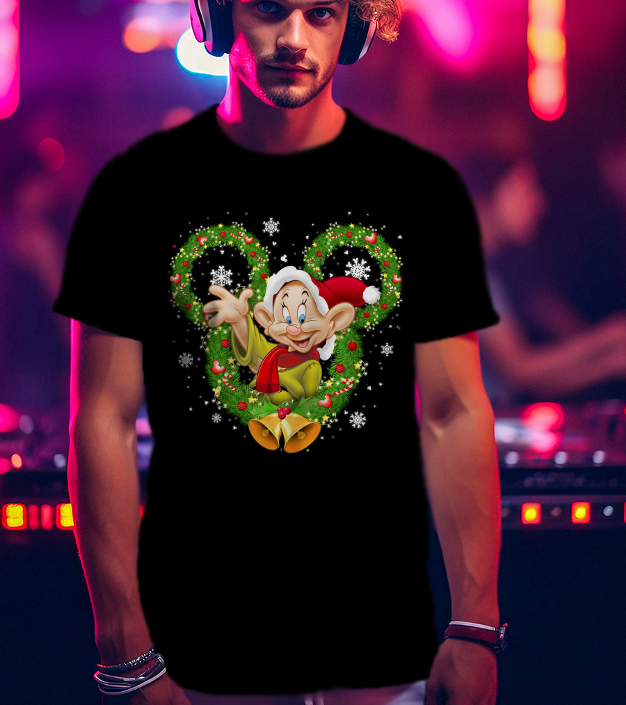 Dopey Christmas Disney Wreath Snowflakes And Santa Hat T-Shirt