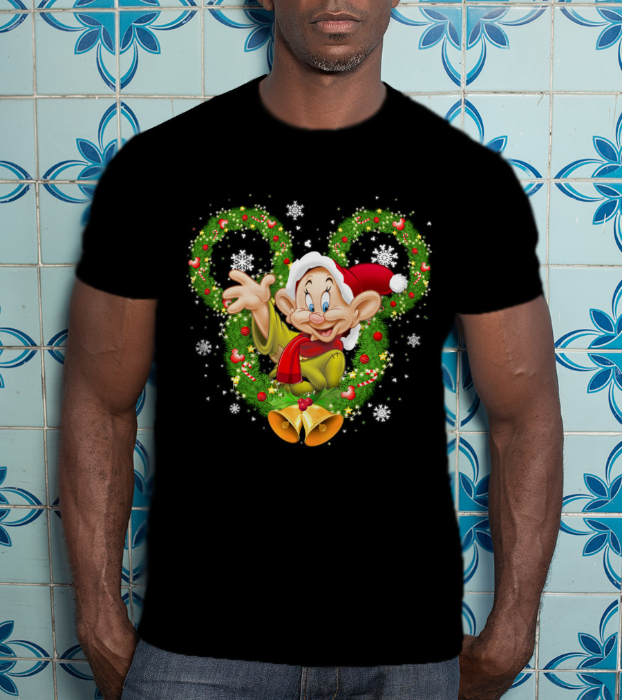 Dopey Christmas Disney Wreath Snowflakes And Santa Hat T-Shirt