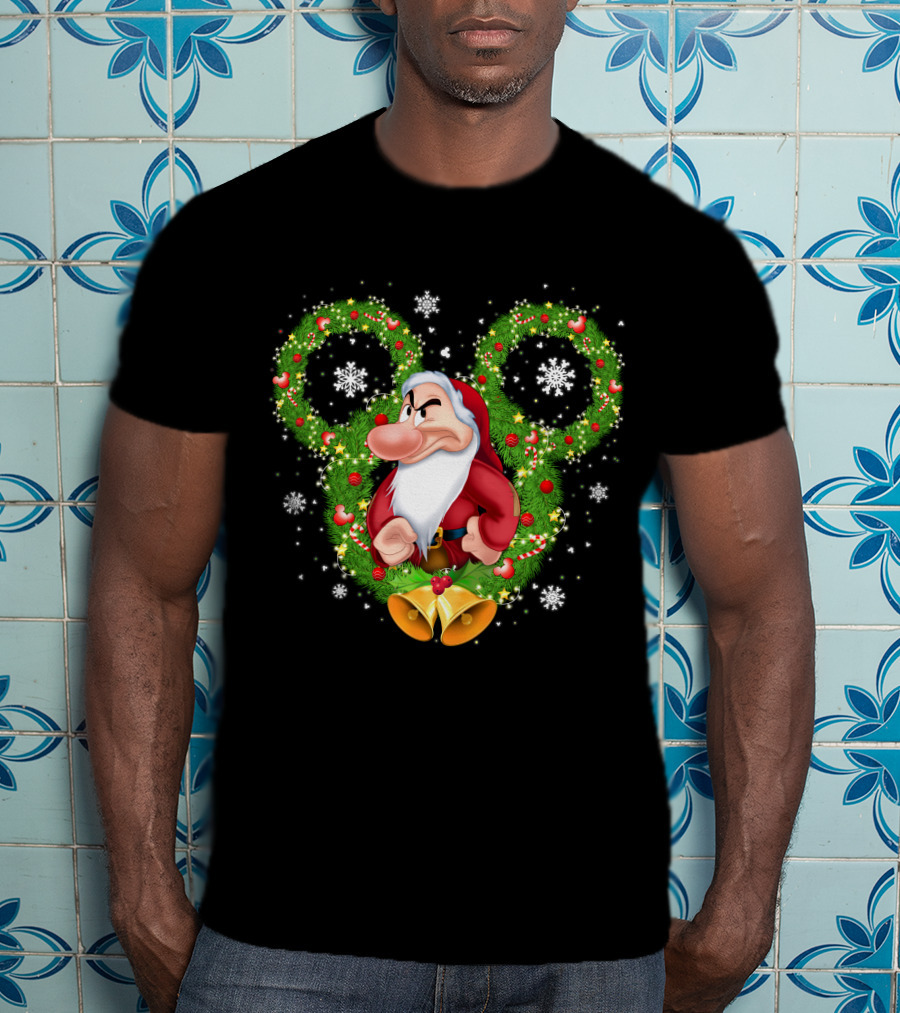 Grumpy Santa Dwarf In Wreath With Snowflakes And Bells T-Shirt