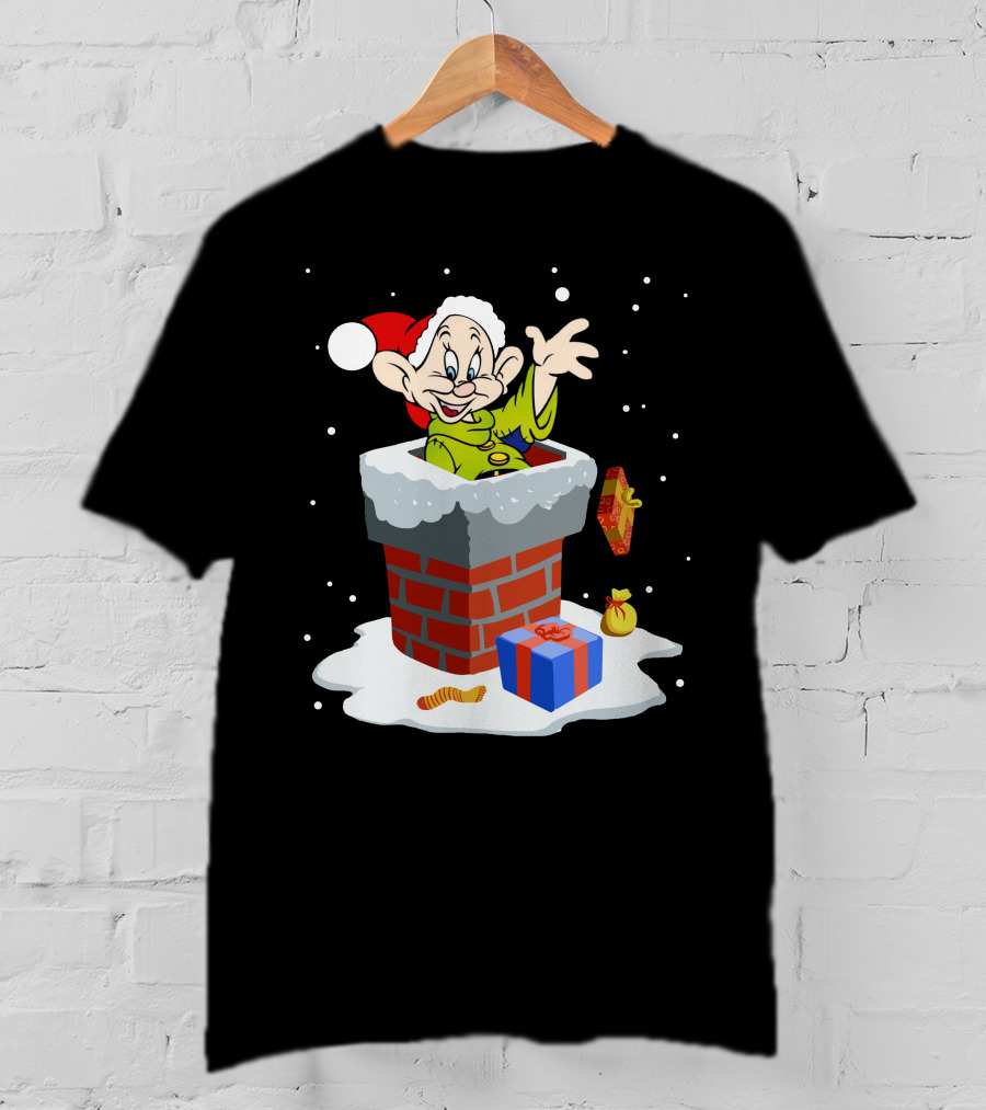 Dopey Santa Chimney Christmas Gifts Snow Scene T-Shirt