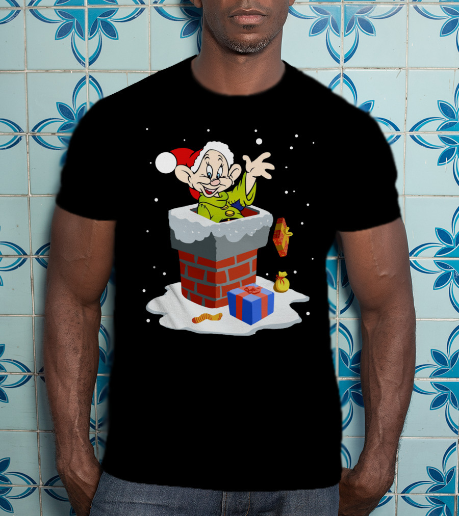 Dopey Santa Chimney Christmas Gifts Snow Scene T-Shirt