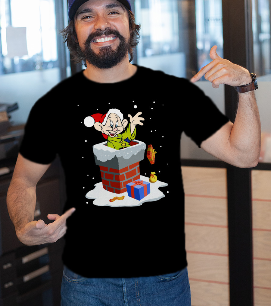 Dopey Santa Chimney Christmas Gifts Snow Scene T-Shirt