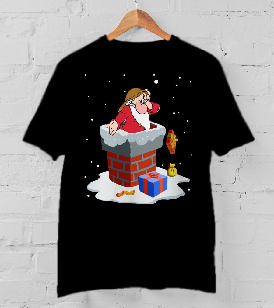 Grumpy Dwarf Stuck In Chimney With Christmas Gifts Snow Scene T-Shirt