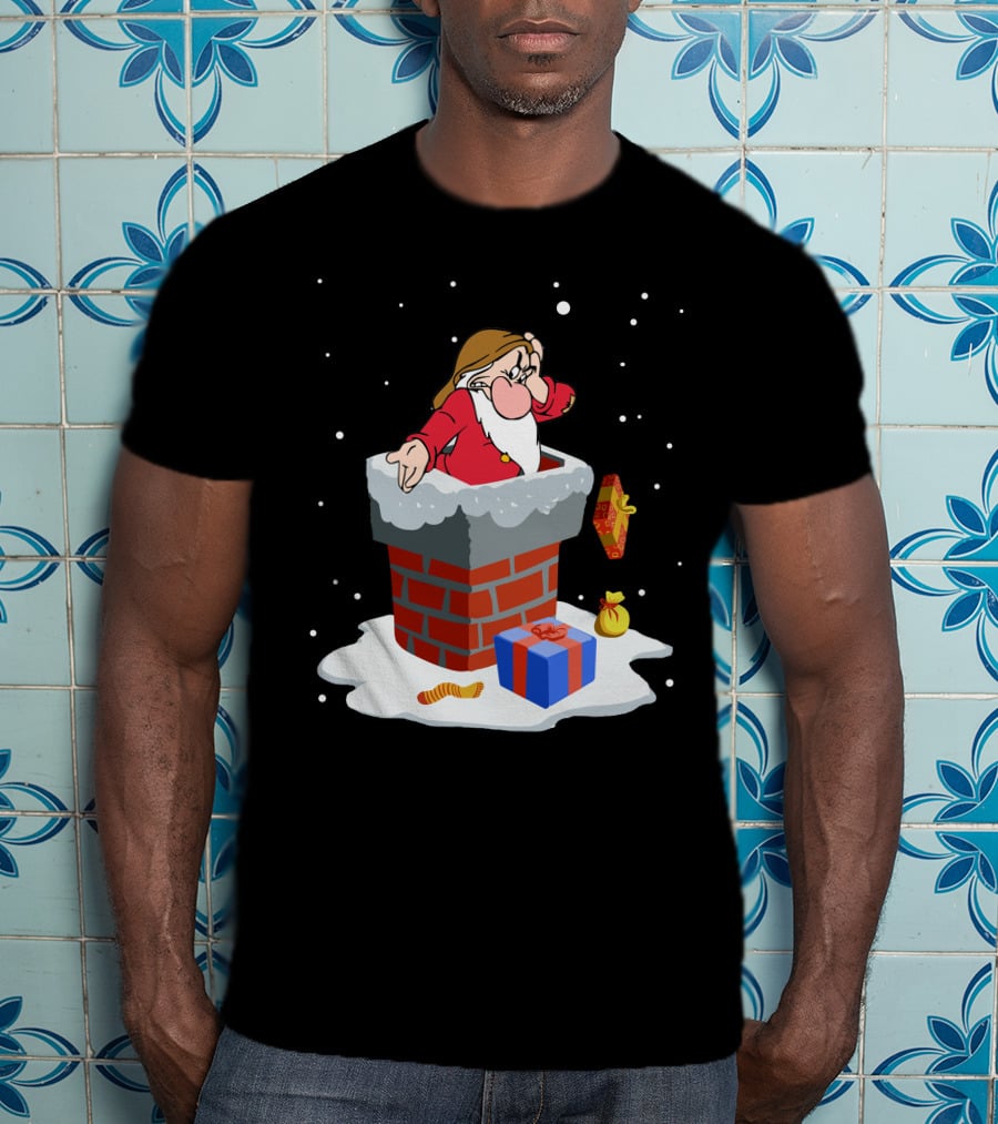 Grumpy Dwarf Stuck In Chimney With Christmas Gifts Snow Scene T-Shirt