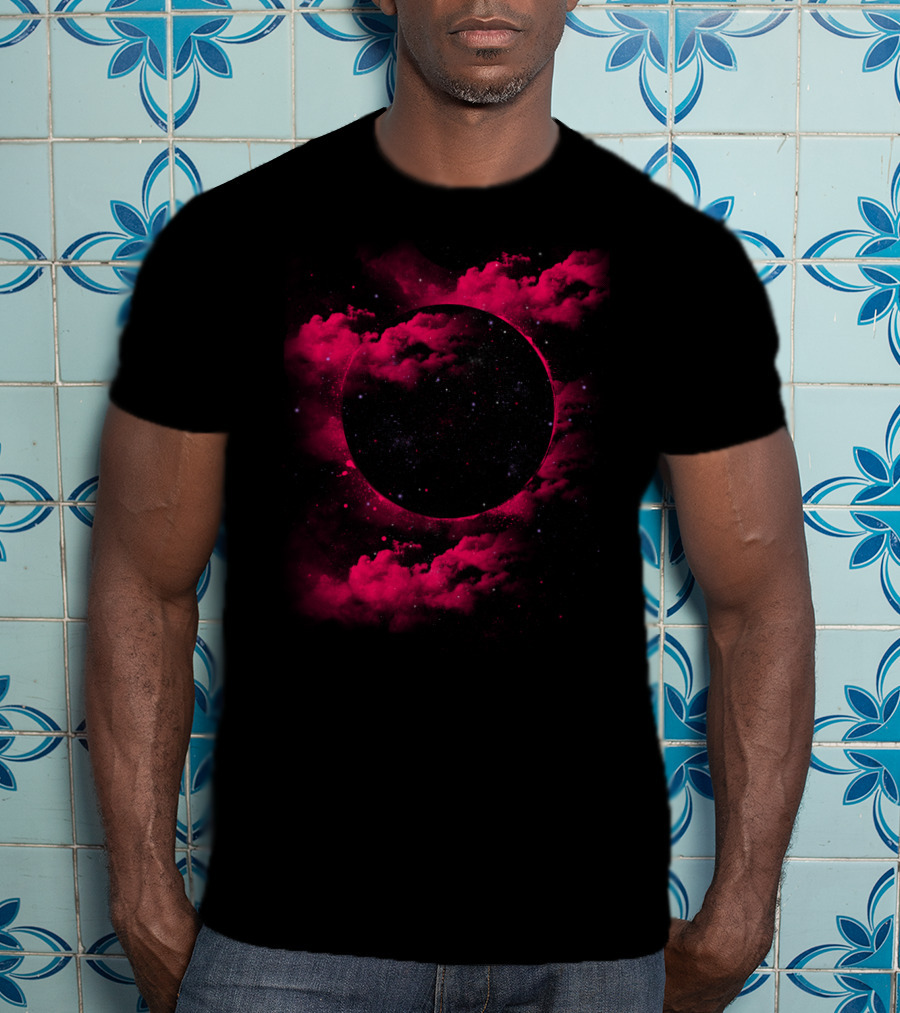 Trou Noir Classique Espace Nuages Rouges T-Shirt
