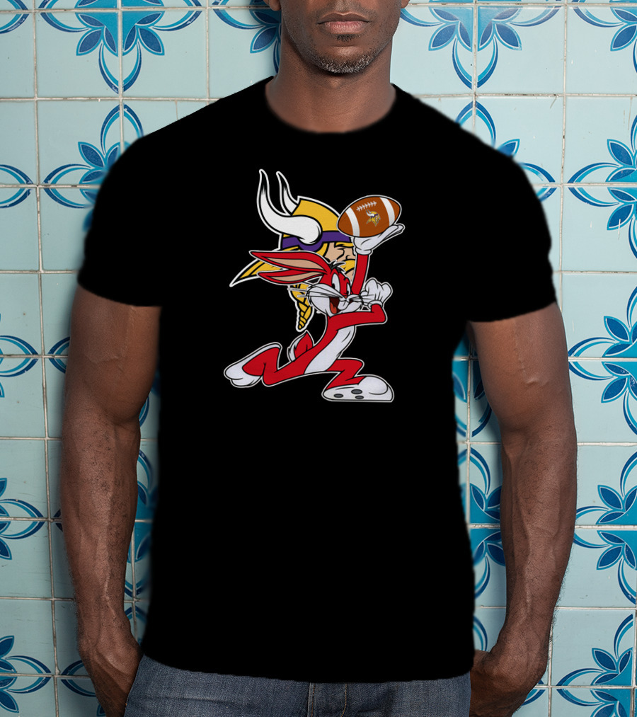 Minnesota Vikings Bugs Bunny Holding Football T-Shirt