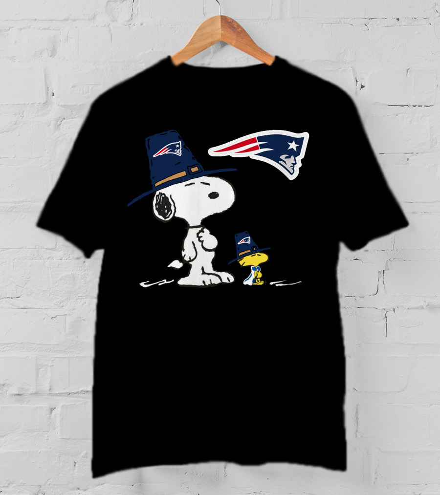 New England Patriots Snoopy And Woodstock Pilgrim Hats T-Shirt