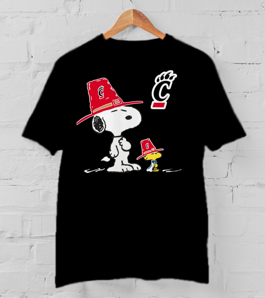 Cincinnati Bearcats Snoopy With Red Hats And Bearcats T-Shirt