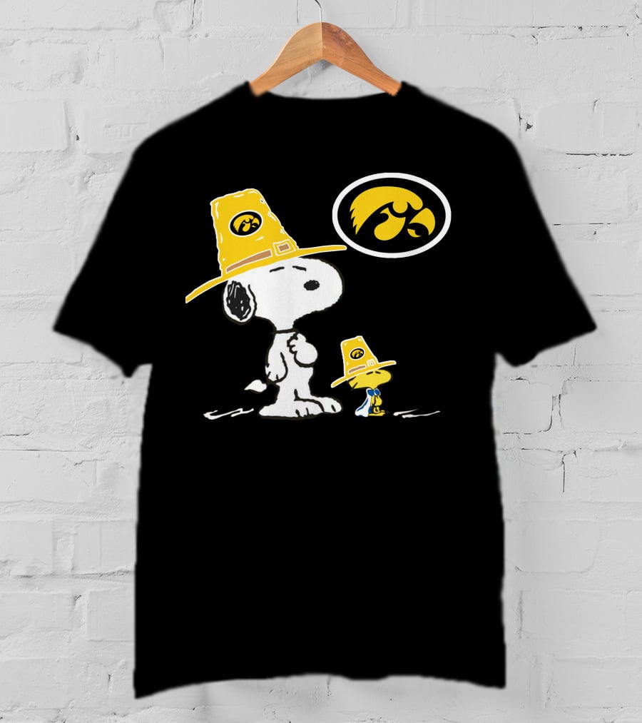 Iowa Hawkeyes Snoopy And Woodstock Pilgrim Hats Peanuts Football Fan T-Shirt